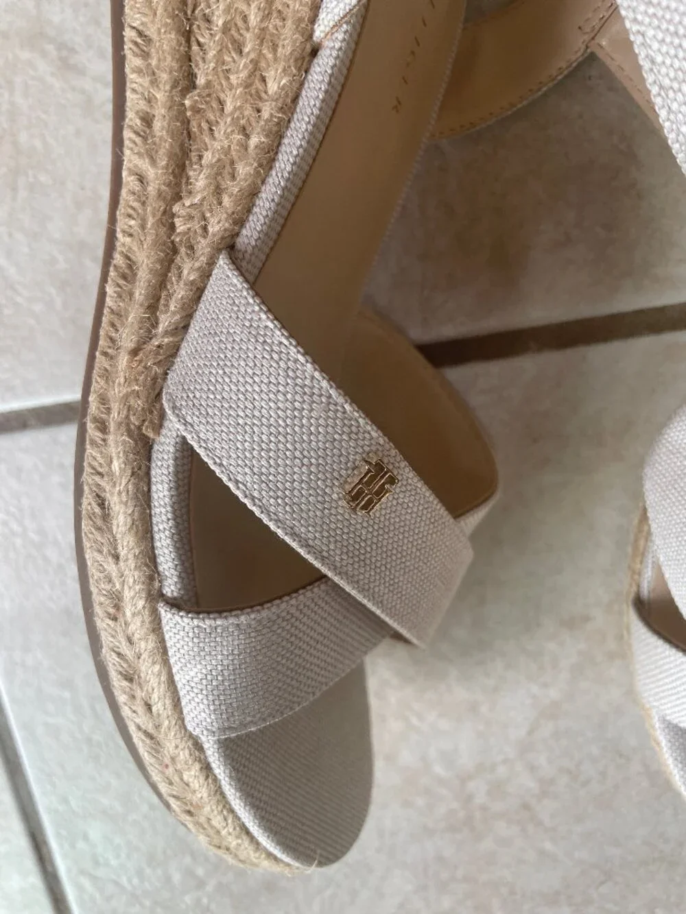 Tommy Hilfiger womens beige espadrille platform heels open toe strappy wedge 9